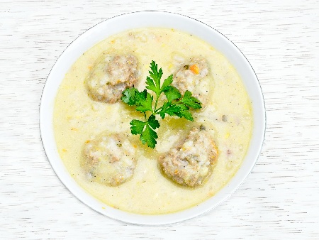 Юварлакия – традиционна гръцка гъста супа супа топчета (с телешки кюфтета) и яйчено-лимонов сос - снимка на рецептата